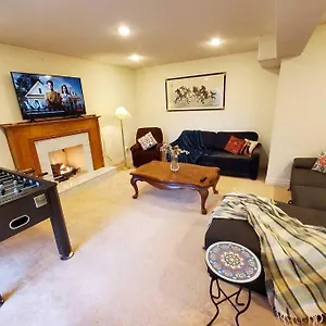 Quiet And Spacious 2 Bedroom Private Unit Apartment