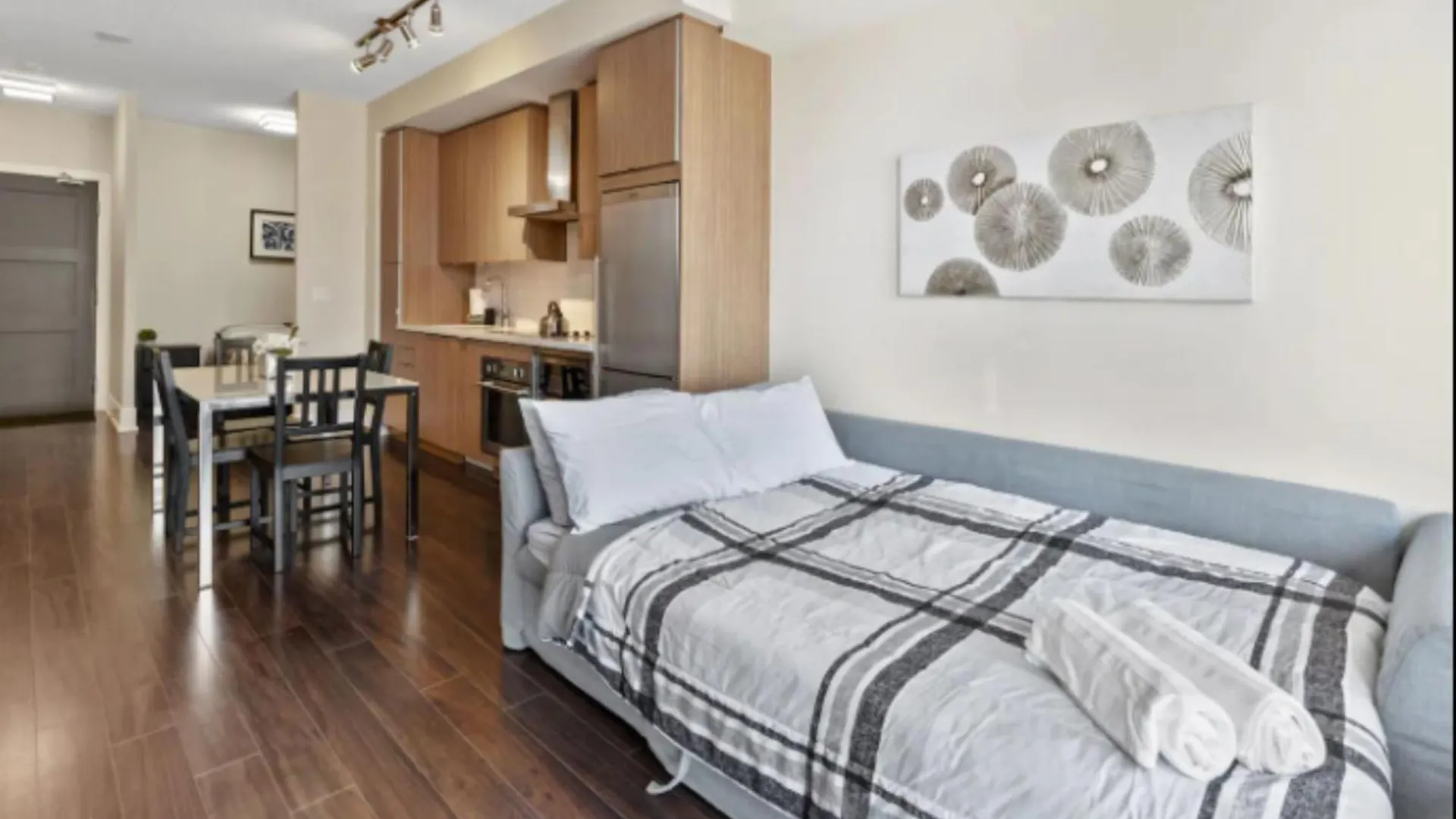 Comfort 300 Front Suites Near Rogers Centre & Free Parking Toronto
