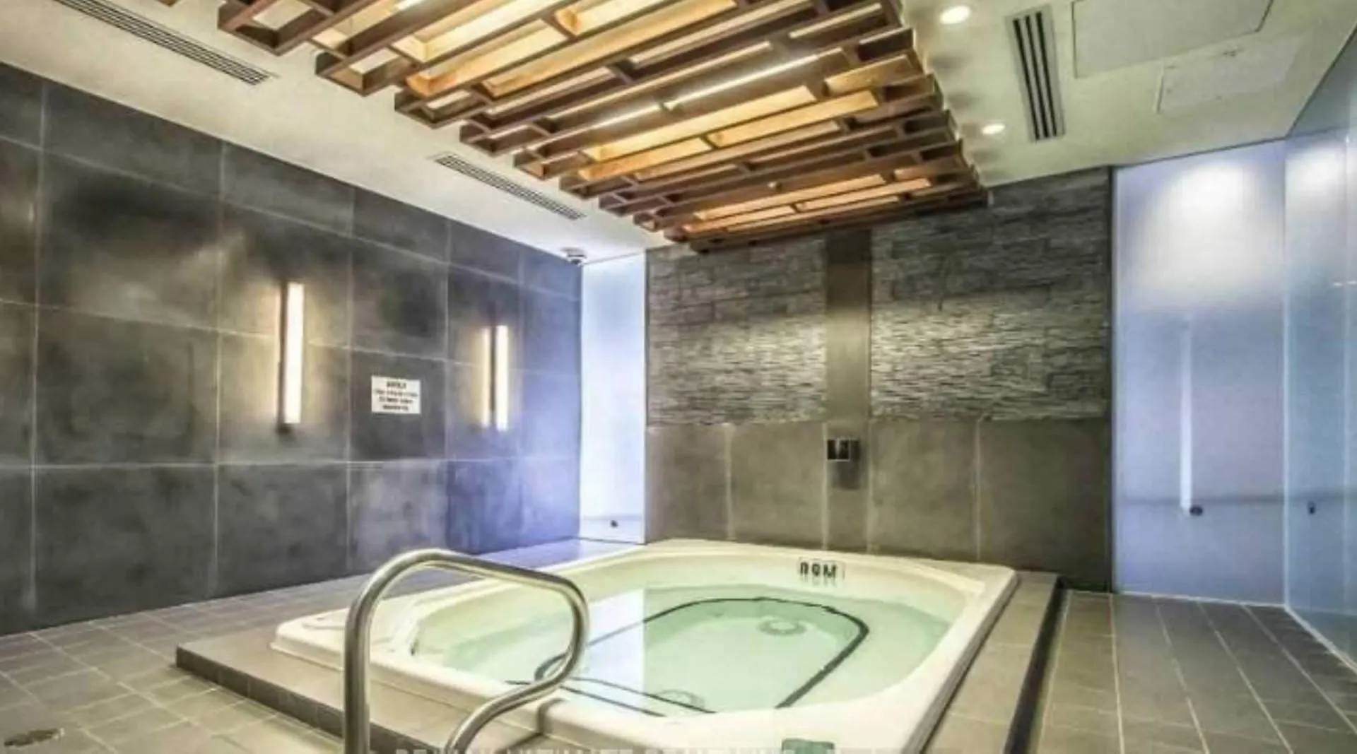 Comfort 300 Front Suites Near Rogers Centre & Free Parking Toronto 0*,