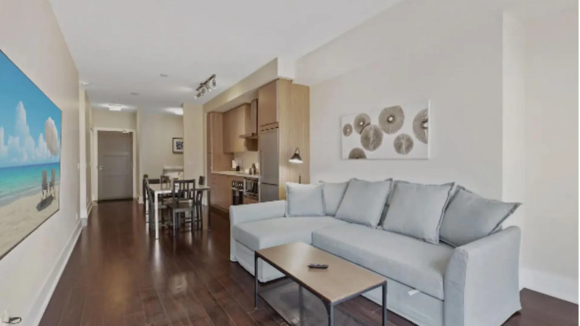 Comfort 300 Front Suites Near Rogers Centre & Free Parking Toronto Canada